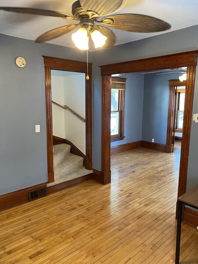 Building Photo - 614 S Mills St