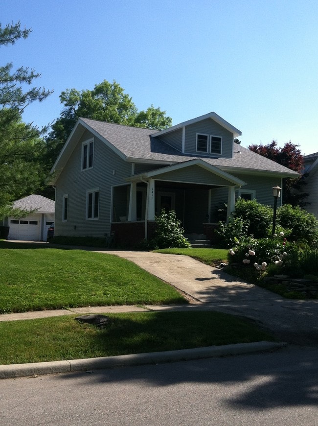 Building Photo - 1411 Central St