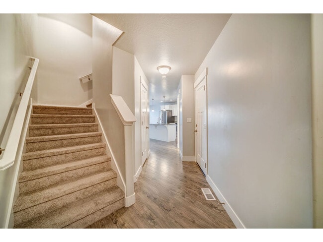 Building Photo - 629 Fall Creek Dr