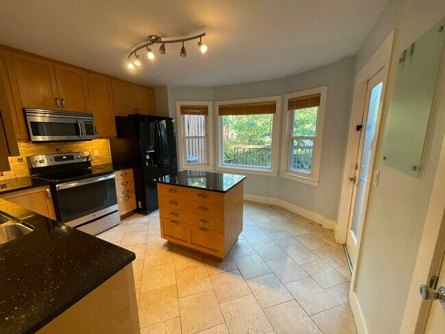 Building Photo - 877 Lenox Oaks Cir NE
