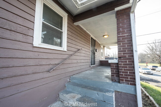 Building Photo - "Charming 2-Bed Home in Indianapolis – Coz...