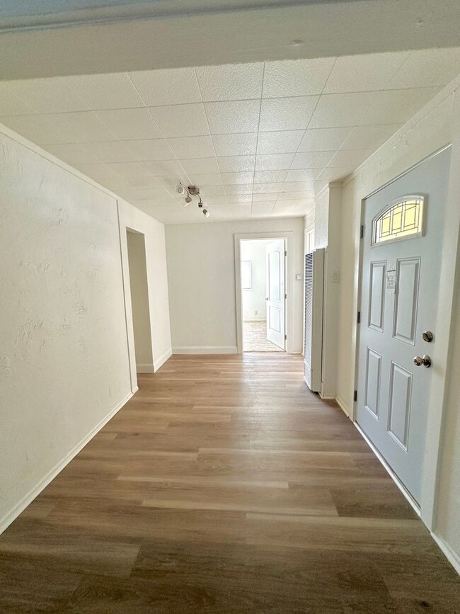 Building Photo - Newly Remodeled DOWNTOWN PASO Single Famil...