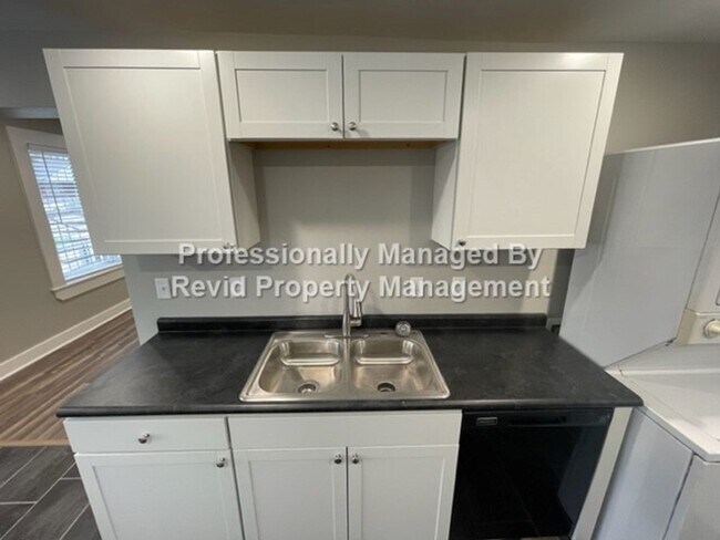 Foto del edificio - Half off the First Months Rent! Freshly Re...