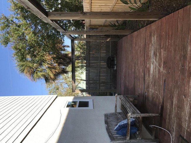 Foto del edificio - 835 Gonzales Ave
