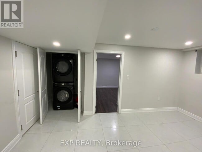 Building Photo - 923 Guinness Cres