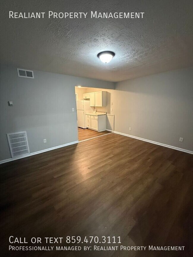 Foto del edificio - 208 Lakeshore Dr