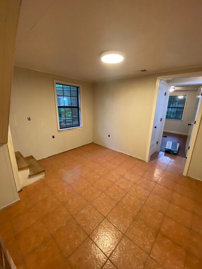 Building Photo - 10 Racetrack Rd NW