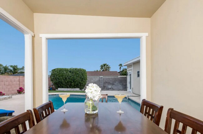 Foto del edificio - Beautiful Bungalow Home with Heated Pool on Golf Course
