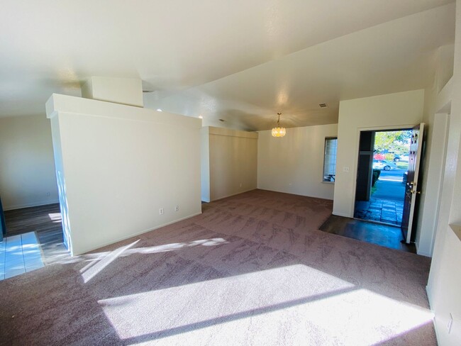 Foto del edificio - 4 Bed, 2 Bath in Great Elk Grove Location