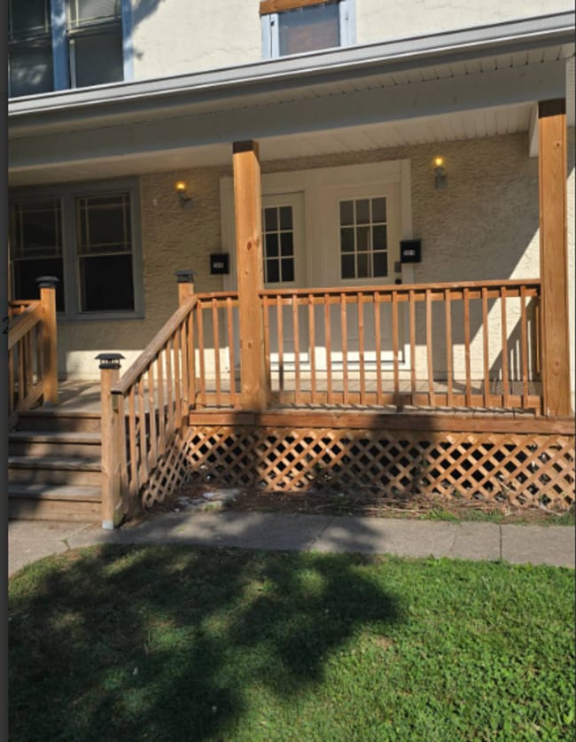 Building Photo - Updated 3 Bedroom Duplex