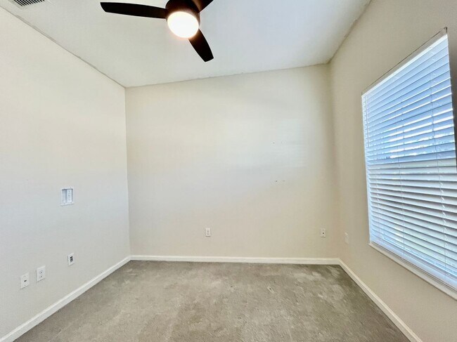 Building Photo - 421 Disa Dr