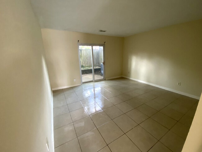 Building Photo - 168 Montmullin St