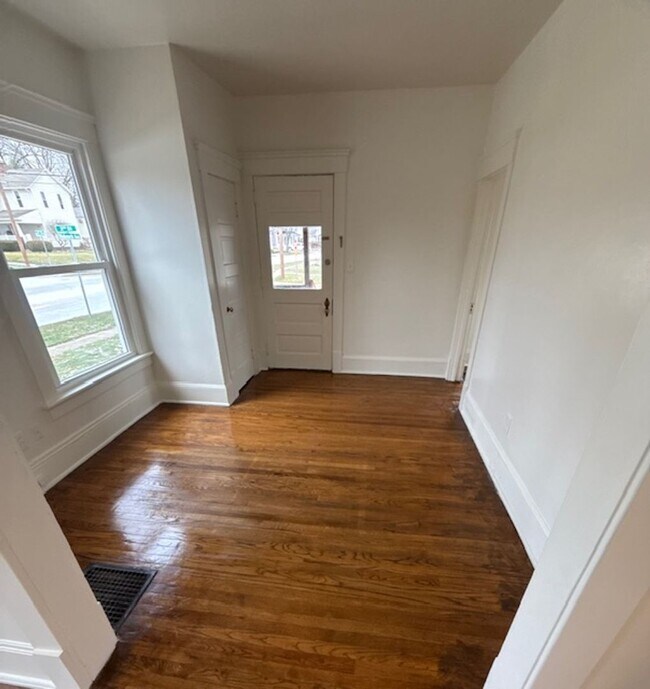 Foto del edificio - One Bedroom Duplex ( first floor)  $1160