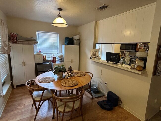 Sala de desayuno con barra de cocina - 702 Cross Timbers Dr