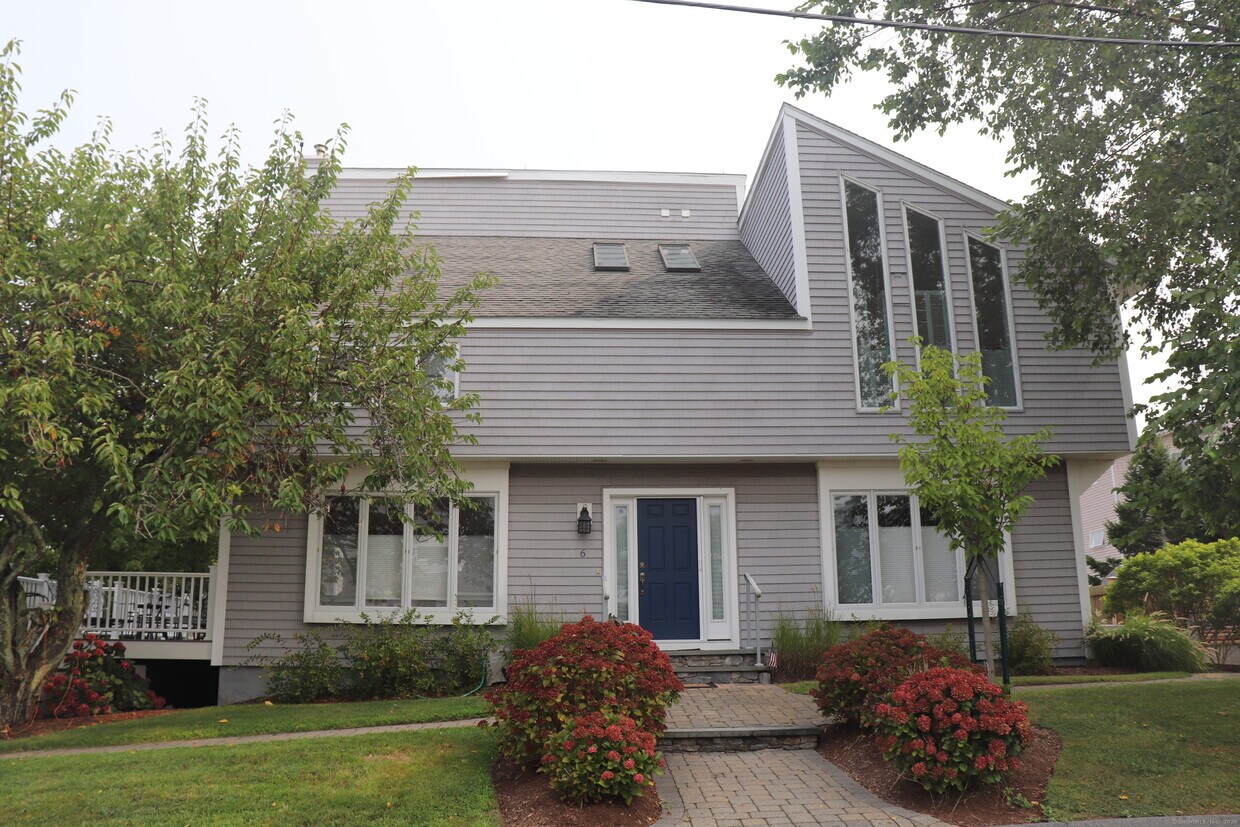 Primary Photo - 6 Leeway Dr