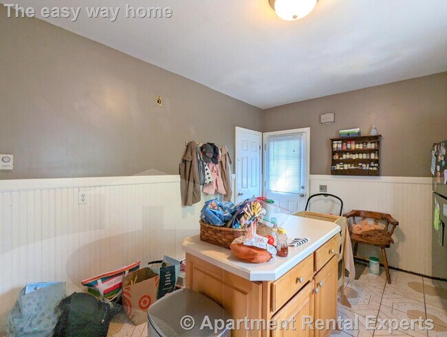 Building Photo - Tufts 2 Bed with Dishwasher, Parking