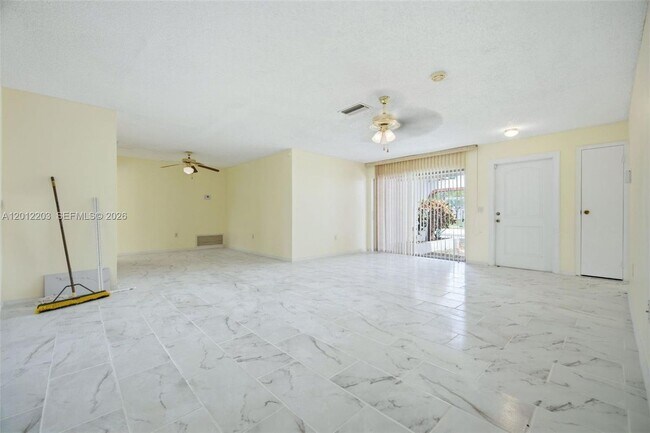 Foto del edificio - 920 NW 92nd Ave