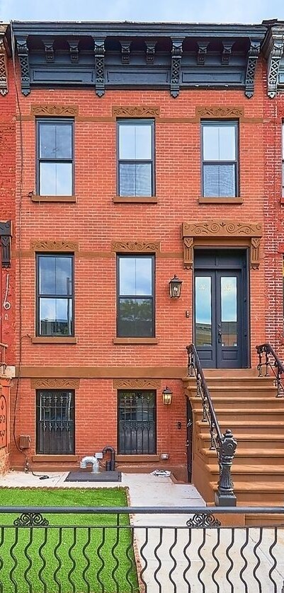 Building Photo - 838 Hancock St