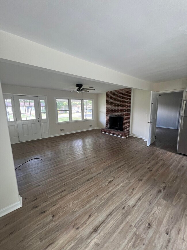 LR - 2579 12th Ave SW