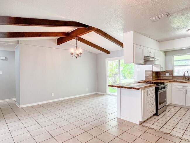 Foto del edificio - Available NOW This charming 1 story, 3 bed...