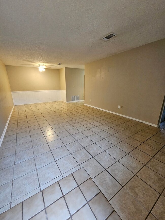 Building Photo - (2) Bed/(2) Bath Duplex Avail NOW!