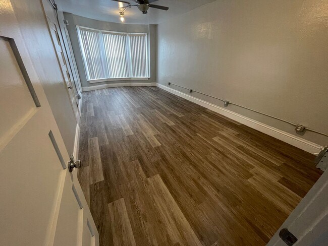 Foto del edificio - Large updated 2 bedroom apartment