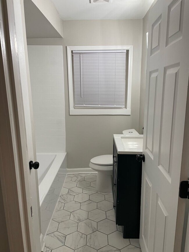 Building Photo - Adorable 2 Bedroom home in Berclair