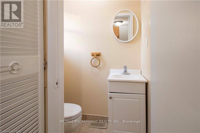 Photo du bâtiment - 153 Limeridge Rd W