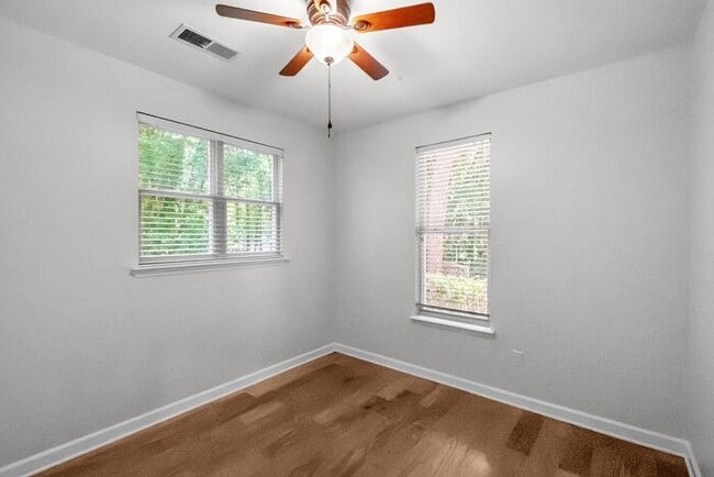 Foto del edificio - Waterfront Living at Its Finest - Beautifully Remodeled 3BR/2BA, 1st Floor, End Unit Condo on Lak...