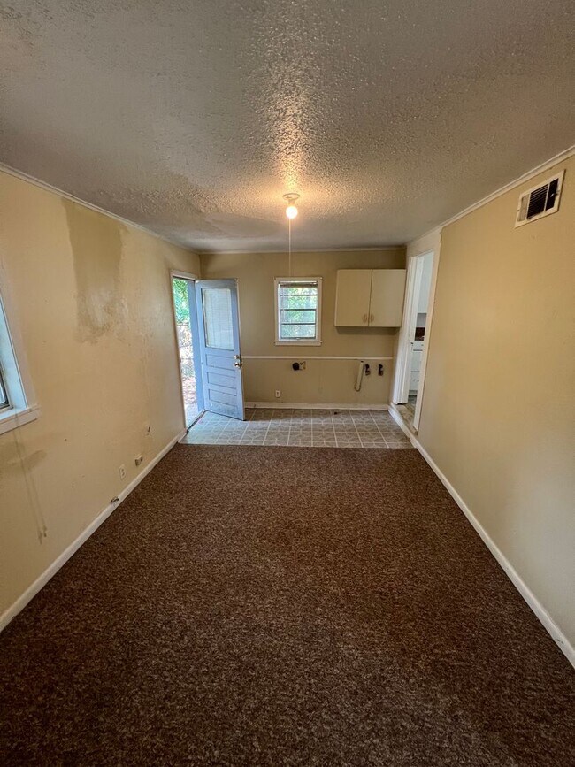 Building Photo - Clean 3bed, 1 bath ready to go!