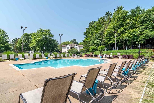 Apartamentos y casas adosadas River Club cerca de la piscina con zona de descanso de la Universidad de Georgia - River Club Apartments