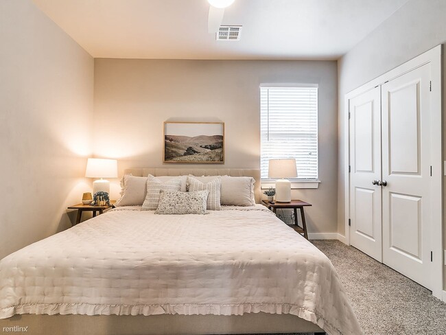 Foto del edificio - 3 br, 2.5 bath Duplex - 1265 East Main Street