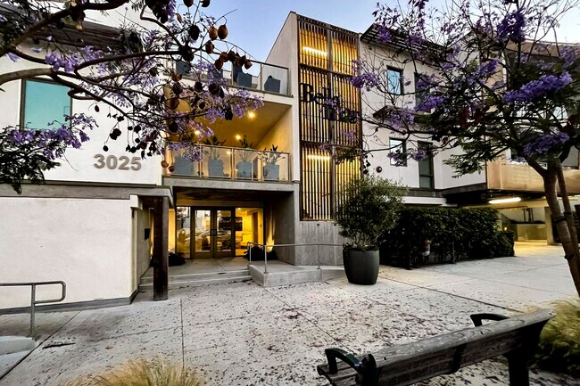 Foto del edificio - 3025 Byron St