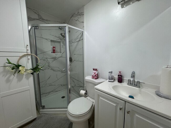 Foto del edificio - Fully Furnished 1BR Retreat with Stylish T...