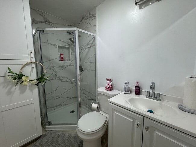 Building Photo - Fully Furnished 1BR Retreat with Stylish T...