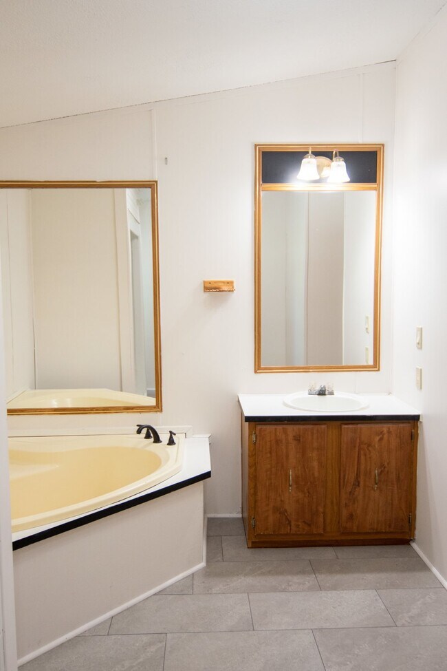 Building Photo - 4 Bedroom 2 Bath rural rental with Fiber t...