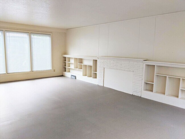 Foto del edificio - Massive S. Campus 7 bedroom house at 23rd ...