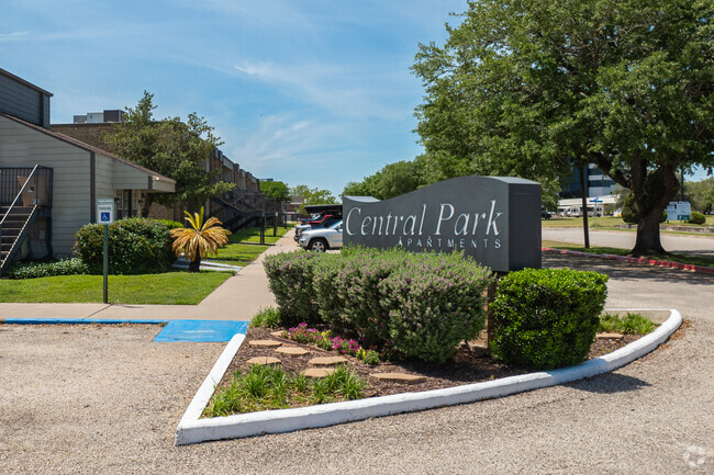 Building Photo - Central Park Apartments