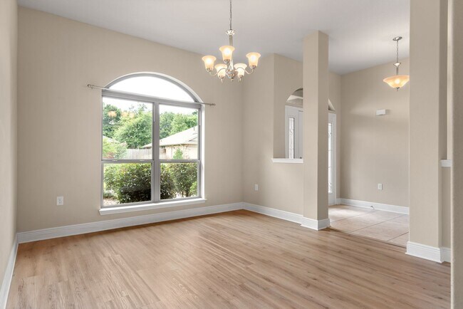 Foto del edificio - Spacious 4-Bedroom Home - Great Location