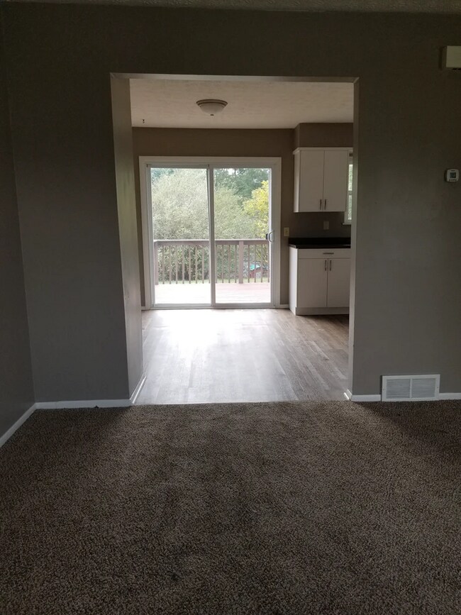 Building Photo - 1826 Lakeview Dr