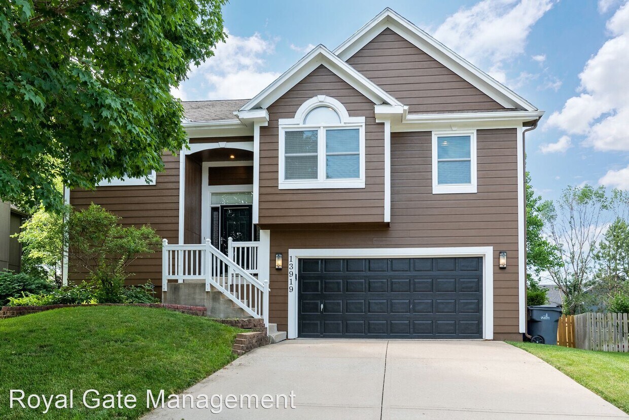 4 br, 3 bath House 13919 W 150th Ct House Rental in Olathe, KS