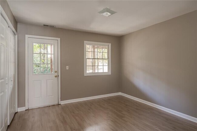 Foto del edificio - 428 Page Ave NE