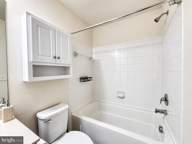 Building Photo - 4811 Hicks Dr