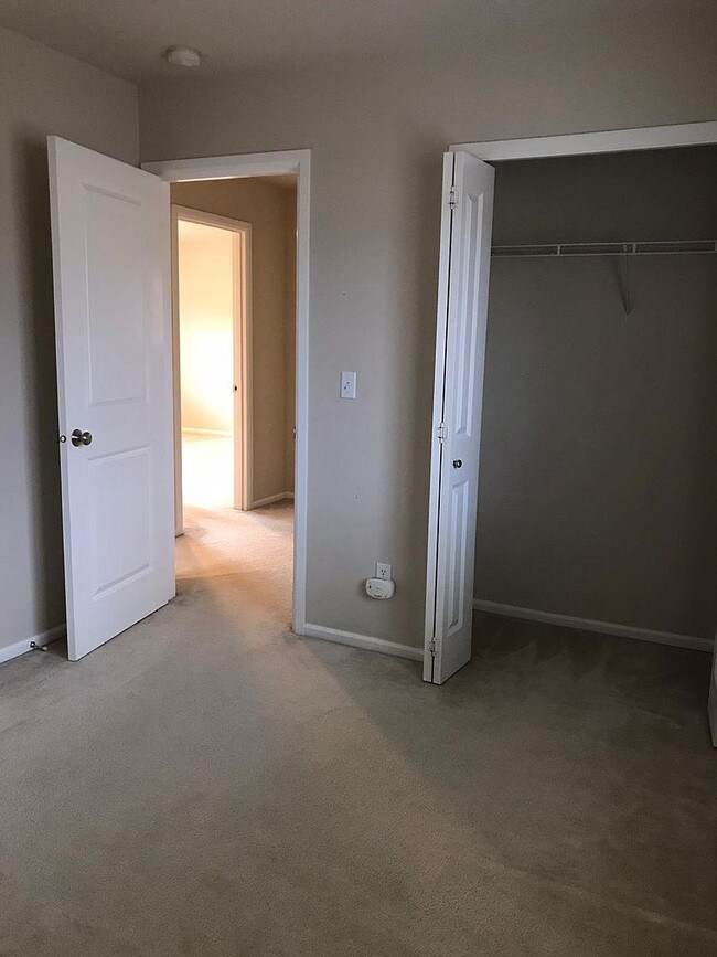 Building Photo - 2476 NE Ivy Way - 3 bedrooms