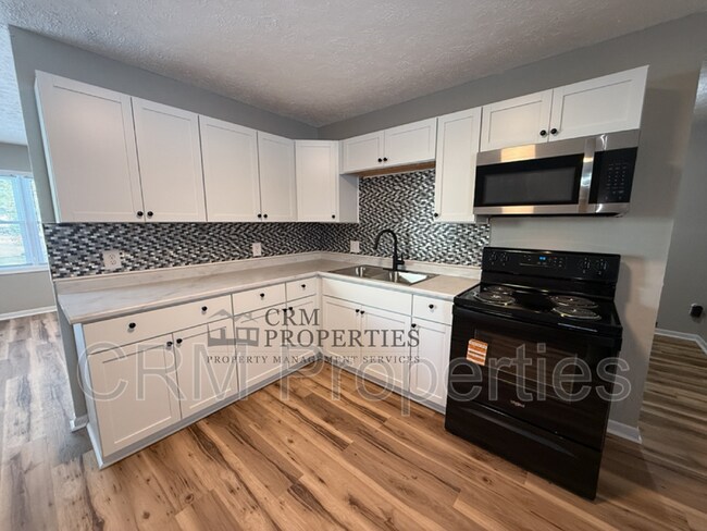 Foto del edificio - 5805 Lance Dr