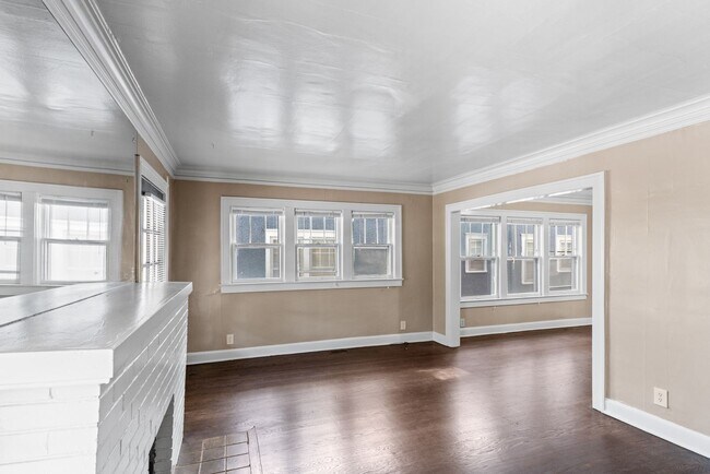 Foto del edificio - Charming 2-Bed Home with Hardwood Floors &...