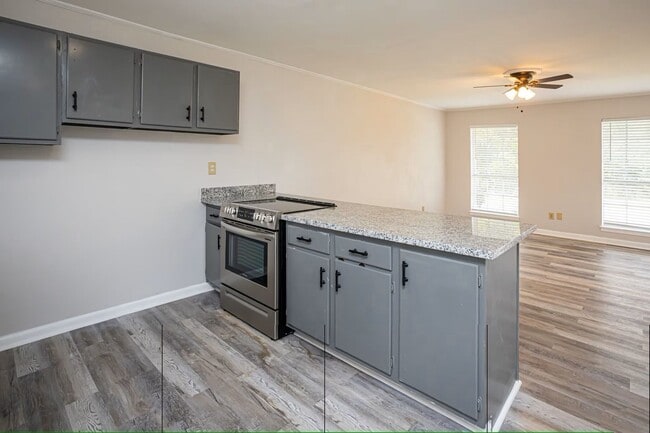 Building Photo - Beautiful and Spacious!  Freshly Renovated...