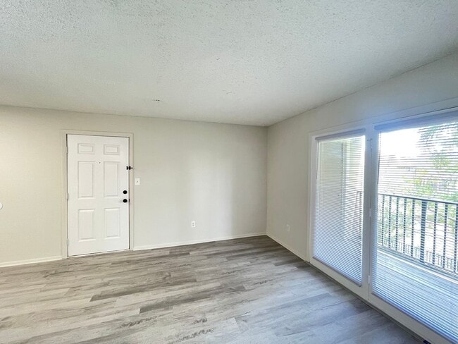 Building Photo - Fully Renovated 1-Bedroom, 1-Bath Condo in...