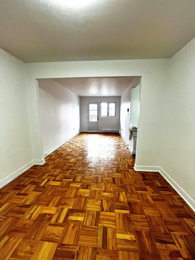 Building Photo - 7489 Av De Châteaubriand