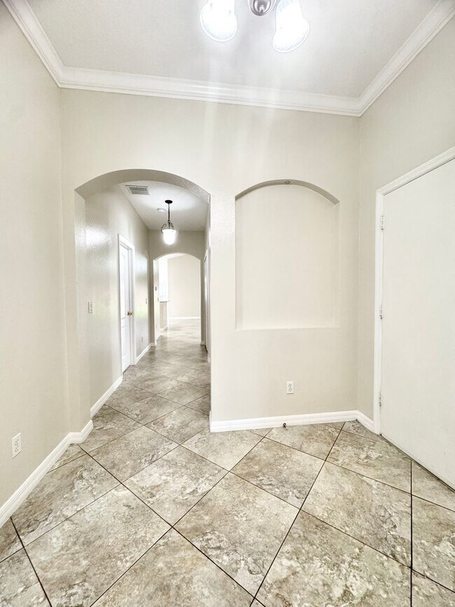 Foto del edificio - Beautifully Updated 4/3, Gated Community, ...